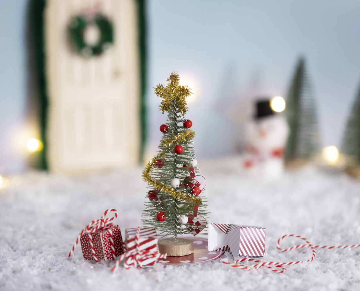 Laat de mooie kerstboom en de schattige pakketten voor de kabouterdeur stralen.