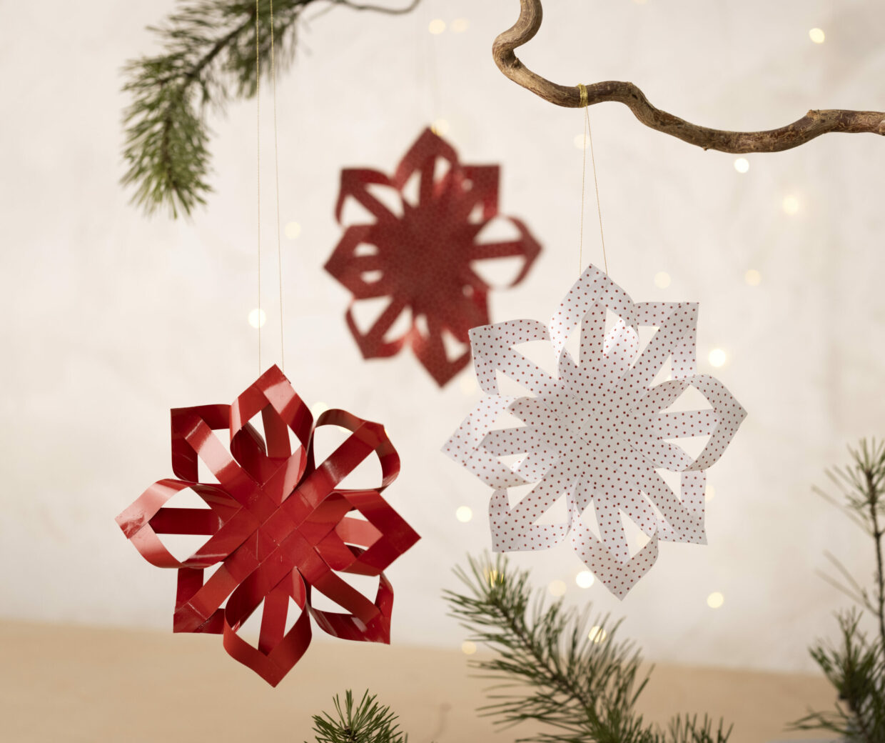 Ga voor zelfgemaakte papieren decoraties. Vouw bijv. dee mooie kerststerren van sterrenreepjes.
