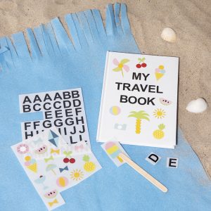 creatieve vakantie met kinderen - notitieboek met rub-on stickers