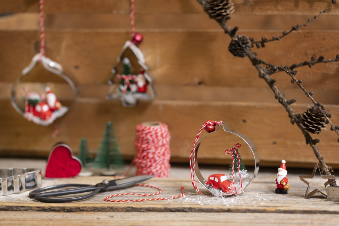 Koekjes uitstekers als hulp bij DIY kerstversiering