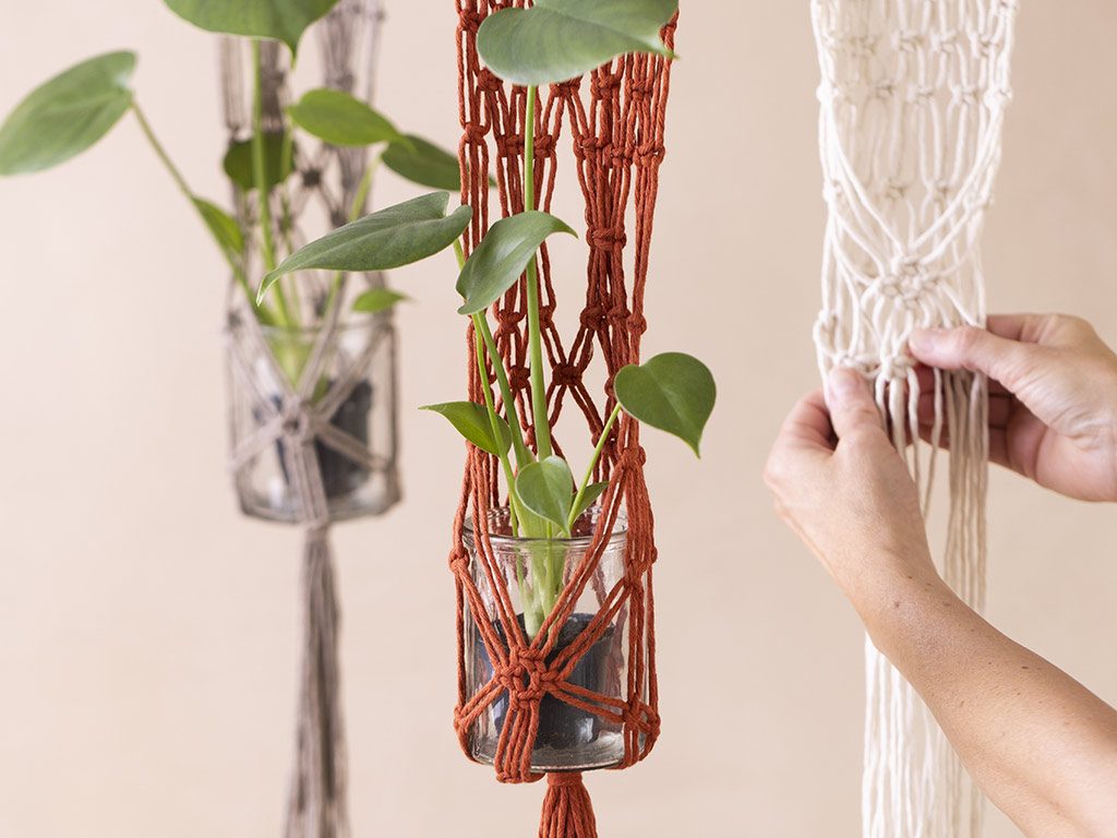 Knoop fraaie hangers van macramé voor uw planten.